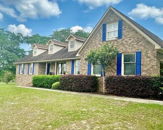 Spacious 5-bedroom farmhouse/ pool in charming Batesburg-Leesville with WiFi, AC - Batesburg-Leesville - Building