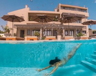 Marble Luxury Suites - Karteros - Piscina