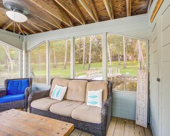 Lakefront Crockett Cabin with Boathouse and Kayaks! - Crockett - Sala de estar