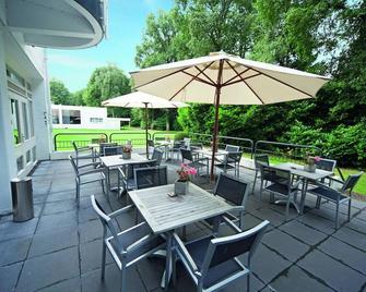 Your Relaxing Base for Outdoor and City Adventures! Indoor Pool, Onsite Dining! - Berg En Dal - Terasa