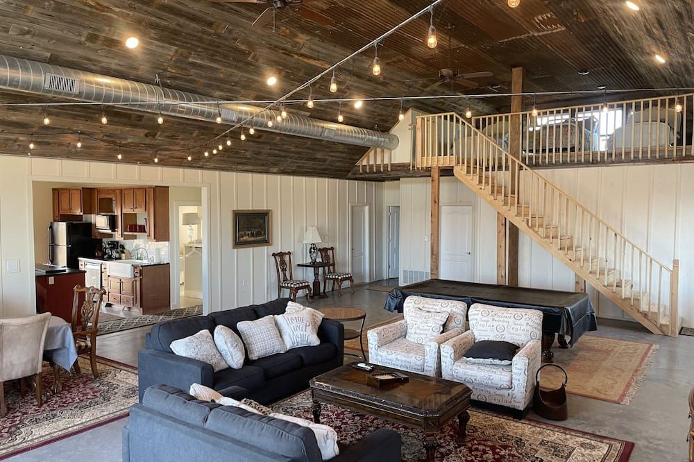 Country Living in the City: Sunset Meadows - Sulphur Springs - Wohnzimmer
