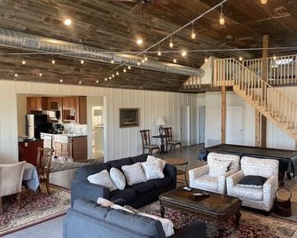 Country Living in the City: Sunset Meadows - Sulphur Springs - Wohnzimmer