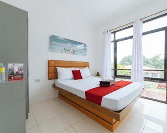 RedDoorz Plus near Dadiangas Heights - General Santos - Schlafzimmer