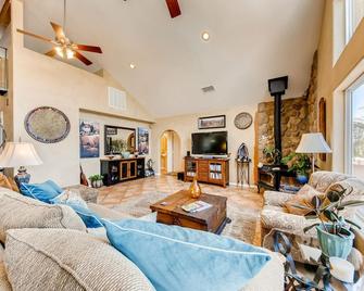Luxury Private Estate With Ev-Charger - Valley Center - Living room