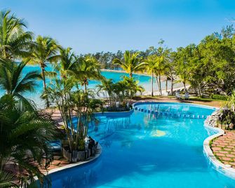 Fantasy Island Beach Resort - Coxen Hole - Piscina