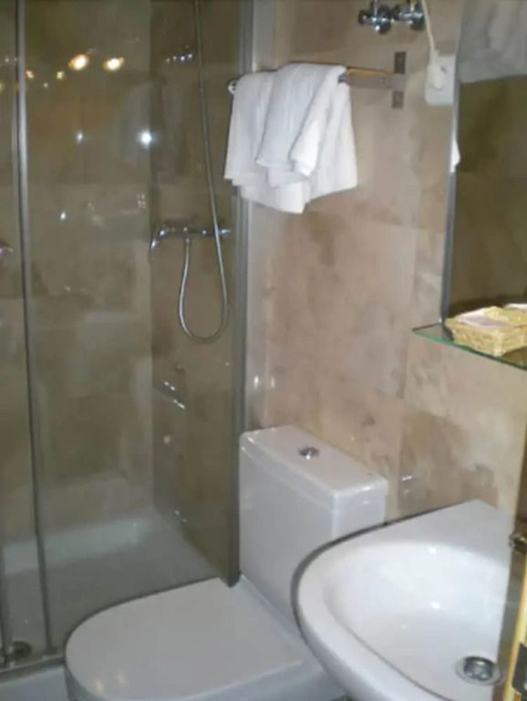 هوستال مونكلوا - مدريد - حمام