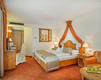 Small & Beautiful Hotel Gnaid - Tirolo - Bedroom