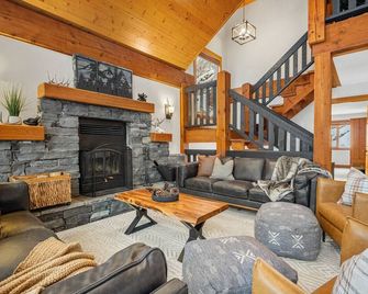 Greywolf Lodge | Private Hot Tub | Wood Fireplace - Panorama - Wohnzimmer