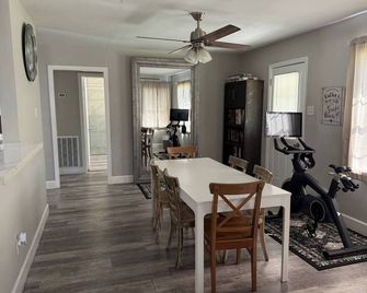 Cute and Spacious Modern Home for Large Groups - Hitchcock - Sala pranzo