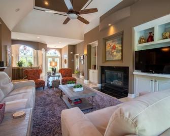 Razor Creek Estates - Dream Home! - Louisville - Living room