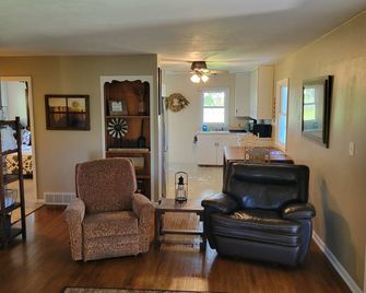 Charming 2-bedroom guest country farmhouse with WiFi, AC in rural Milford. - Milford - Sala de estar