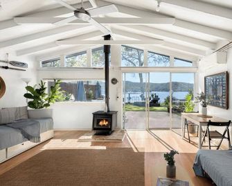 Island Paradise - Private Waterfront Retreat - Avalon - Living room