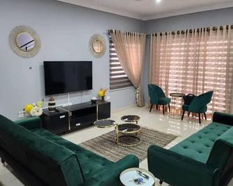 Spacious Luxury 3Bed Hse in Tema - Netflix Wi-fi - Tema - Living room