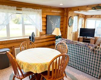 Beautiful Lake Cottage On Lake Noquebay -- Family, Friends Wisconsin Getaway - Crivitz - Comedor