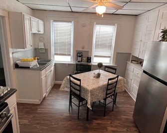 Charming Bayfront Retreat: 2-Bedroom Getaway in Erie, PA - Erie - Kitchen