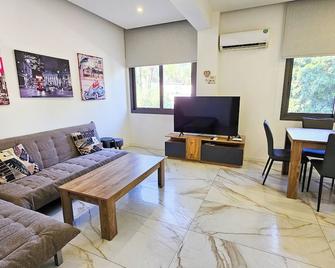 Mimi's Sunny Beach Apartment - Larnaca - Living room