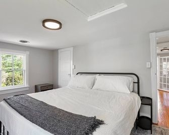 Farmhouse Writer's Retreat in Historic Shepherdstown - Bakerton - Bedroom