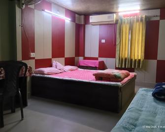 Swaroop Ashray Homestay - Shiliguri - Schlafzimmer