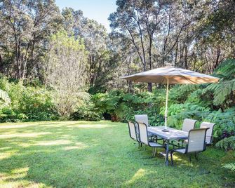 Ama'u Lani Cottage minutes from Volcano Village & Hawaii Volcanoes National Park - Volcano - Innenhof