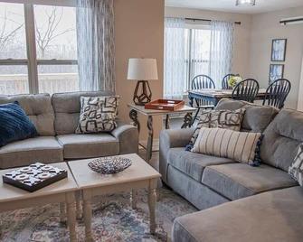 Lovely 3 Bed Condo in Loves Park - Loves Park - Living room