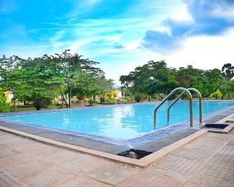 Lake Sanctuary Resort - Anurādhapura - Piscina