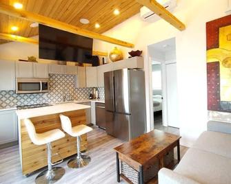 Long Lake Waterfront Cottage Retreat - Sudbury - Kitchen