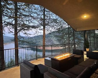 Stunning Shasta Lake Views: Elegant 4BR Home with Decks & Game Room - Lakehead - Balcony