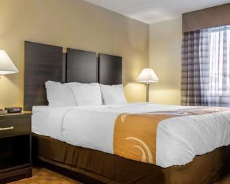 Quality Inn & Suites - Pittsburgh - Bedroom