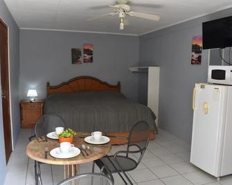 Island Charm studio with king bed in Oranjestad - Oranjestad - Bedroom