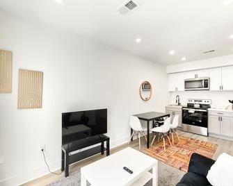 Luxury DC Unit with Courtyard View & Prime Location - Washington