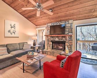 Sunny Sapphire Townhome with Resort Amenities! - Sapphire - Living room