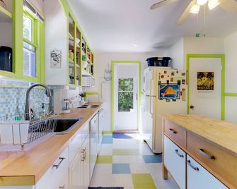 Lakefront Cottage with a Deck, Free WiFi, Gas Grill - Close to Ferries & Beaches - Oak Bluffs - Kuchnia