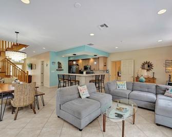 Phenomenal Location! Publix, Beach, Dining, Shops 2.5 Blocks Away No Car Needed - Lauderdale-by-the-Sea
