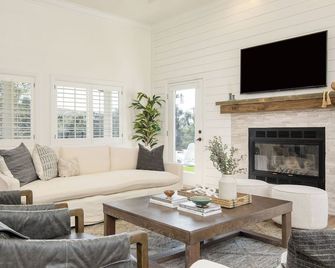 The Riesling Retreat by Avantstay Estate w/ Pool, Hottub, Putting Green & Pickle Ball Court! - Temecula - Soggiorno