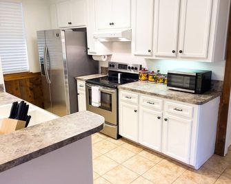 Oma's Haus in Franklin - Near Franklin Ranch Baseball Fields! - Franklin - Kitchen