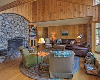 Lakefront Escape with Deck and Kayaks in Lovell! - Lovell - Living room