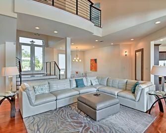 Gorgeous Ocean Springs Waterfront Home w/ Dock! - Ocean Springs - Living room