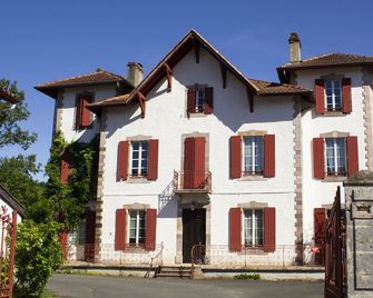 Maison de Maître 500m2,renovated, sleeps 22, center of St Etienne de Baïgorry - Saint-Etienne-de-Baigorry - Building
