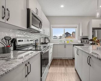 Dog-friendly 4BR, sleeps 12, 3 floors of space - Airdrie - Keuken