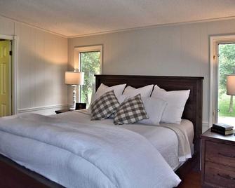 Waterfront Retreat with all the Amenities of home-2 Kings Beds - Bobcaygeon - Schlafzimmer