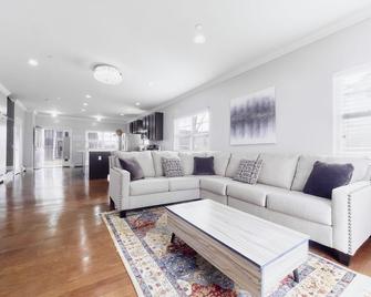 Waterfront Gem Duplex 3 Bedroom in Whitestone Bronx - Bronx - Living room