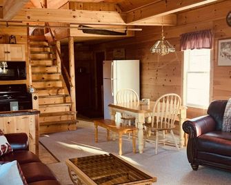 Outdoor paradise in The Forks, Maine! Direct ITS access - West Forks - Comedor