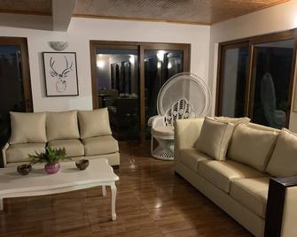 Teanehi Bed & Breakfast - Hanga Roa - Living room