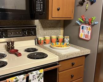 “A Step Back in Time” Gretna! Family friendly and dog kennel available nearby. - Gretna - Kitchen