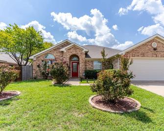 Private Heated Pool, Big Hot Tub, Fenced Yard, Fire Pit, 6 Tvs, 1500 Video Games - Crowley - Edificio