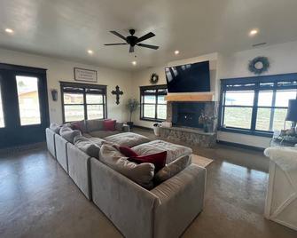 Cozy retreat located in the perfect location for views of the mountains and lake - Eagle Nest - Sala de estar