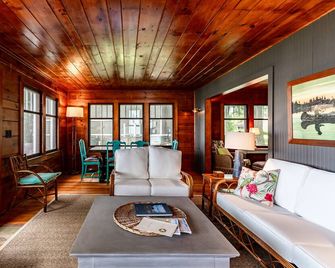 The Doctor's Cottage - Vacation Back In-Time - Fremont - Sala de estar