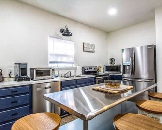 Daphne’s Hideaway - Daphne - Kitchen