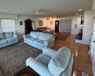 Stunning waterfront views; 4-bedroom house directly on Intracoastal waterway! - Hubert - Sala de estar
