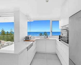 Oceanfront Escape, Southern Cross 9th Floor - Burleigh Heads - Kitchen